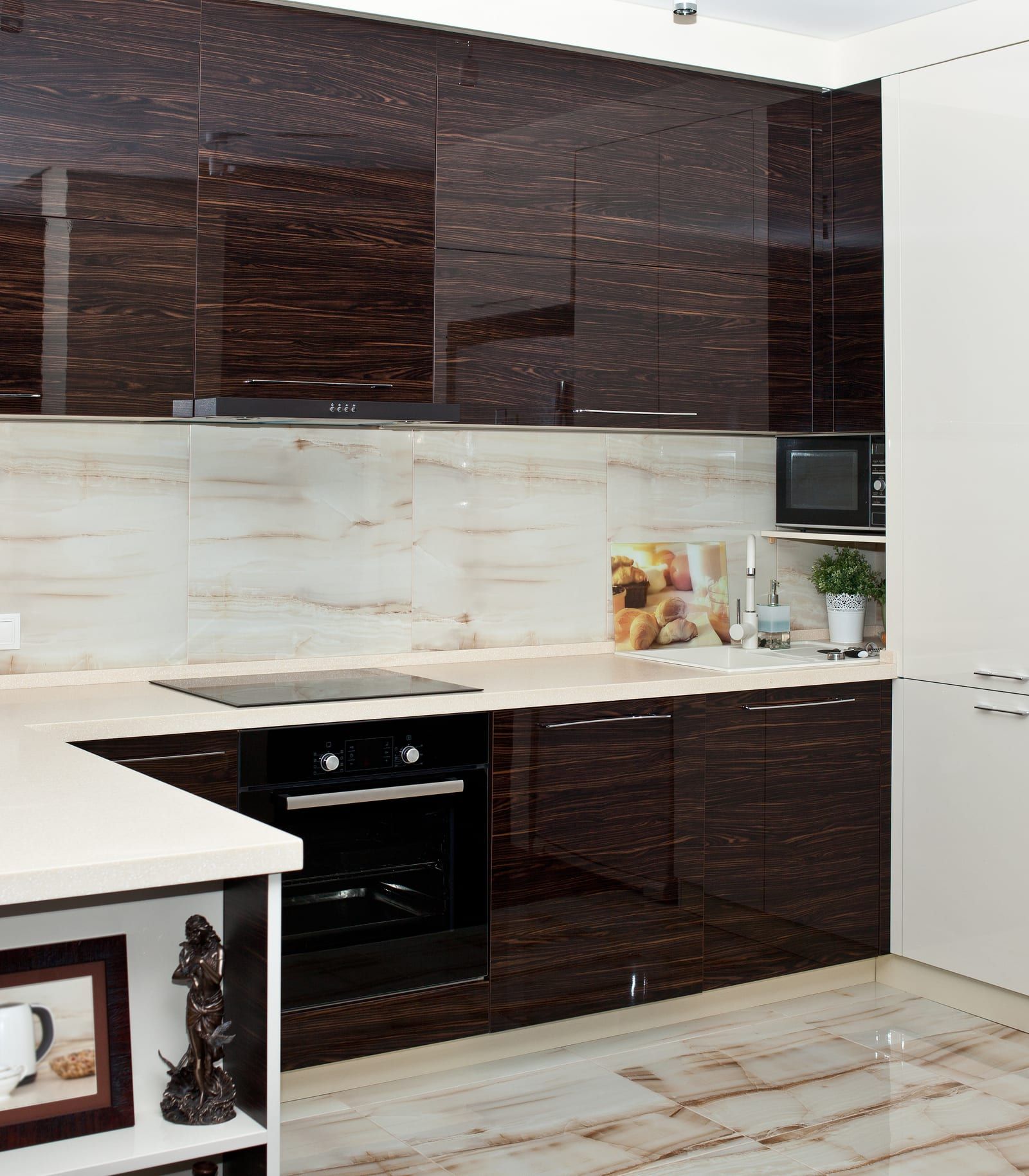 Sleek Modern Kitchen with Elegant Materials